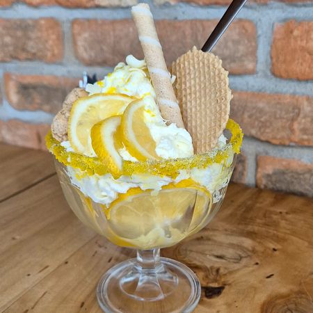 Eisbecher mit Zitrone und Sahne