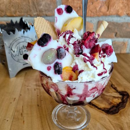 Eisbecher mit frischen Früchten