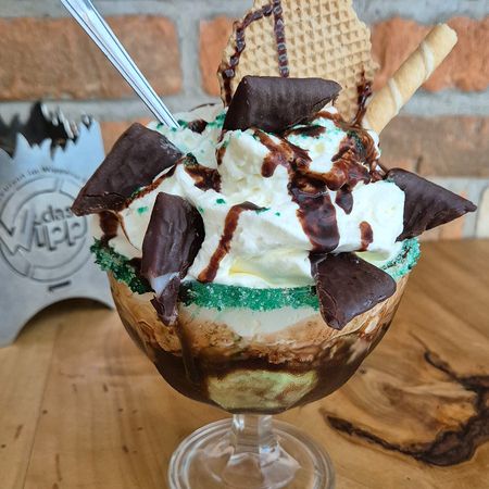 Eisbecher mit Schokolade und Waffeln